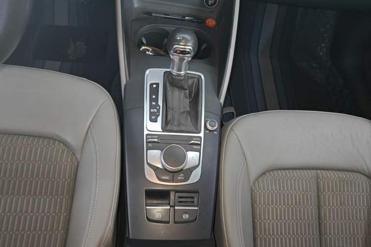 Used Audi A3 2020 Limousine 35 TFSI Fashion Edition China VI Emission Standard Gear Lever