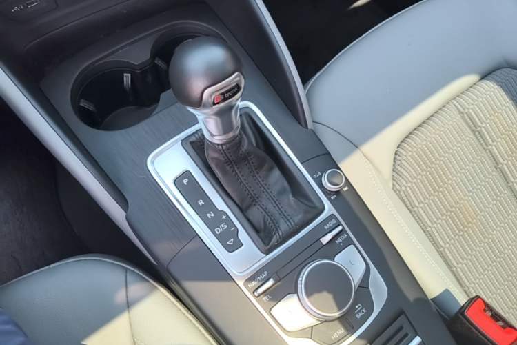 Used Audi A3 2020 Limousine 35 TFSI Fashion Edition China VI Emission Standard Gear Lever