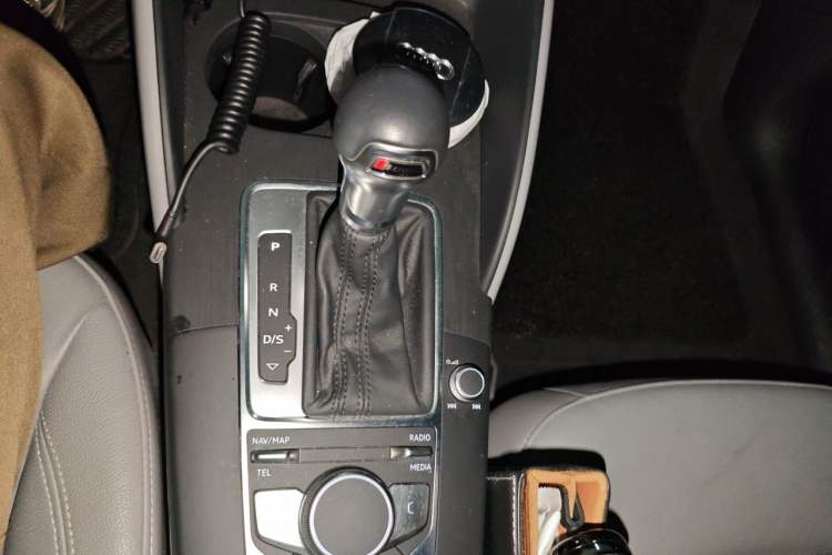 Used Audi A3 2020 Sportback 35 TFSI Fashion Edition China VI Emission Standard Gear Lever