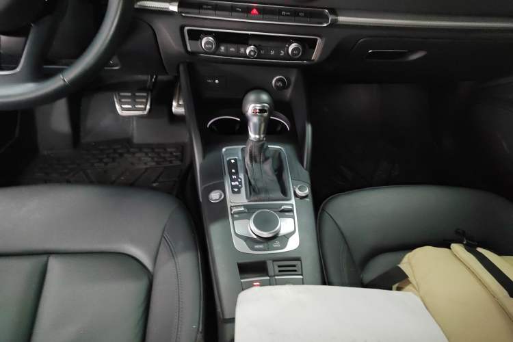 Used Audi A3 2020 Sportback 35 TFSI Style Edition China VI Emission Standard Gear Lever