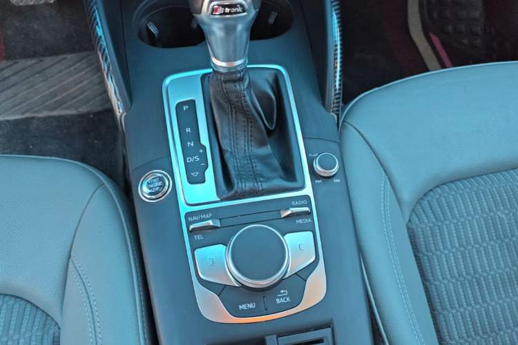 Used Audi A3 2020 Limousine 35 TFSI Fashion Edition China VI Emission Standard Gear Lever