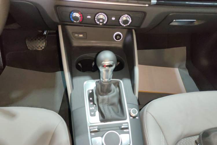 Used Audi A3 2020 Sportback 35 TFSI Fashion Edition China VI Emission Standard Gear Lever