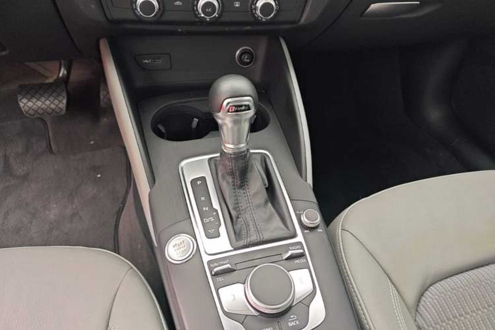 Used Audi A3 2020 Limousine 35 TFSI Fashion Edition China VI Emission Standard Gear Lever