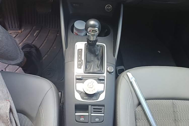 Used Audi A3 2020 Limousine 35 TFSI Fashion Edition China VI Emission Standard Gear Lever