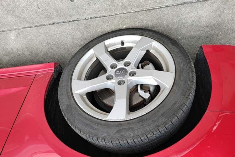 Used Audi A3 2020 Sportback 35 TFSI Fashion Edition China VI Emission Standard Left Front Wheel Hub