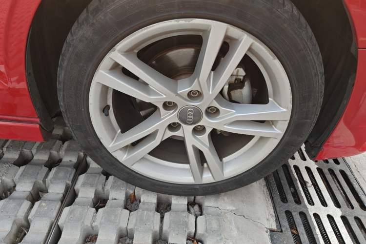 Used Audi A3 2020 Limousine 35 TFSI Fashion Edition China VI Emission Standard Right Front Wheel Hub
