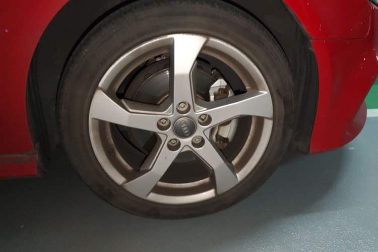 Used Audi A3 2020 Sportback 35 TFSI Fashion Edition China VI Emission Standard Right Front Wheel Hub