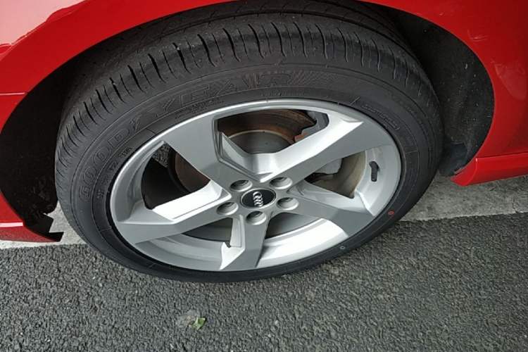 Used Audi A3 2020 Sportback 35 TFSI Fashion Edition China VI Emission Standard Right Rear Wheel Hub