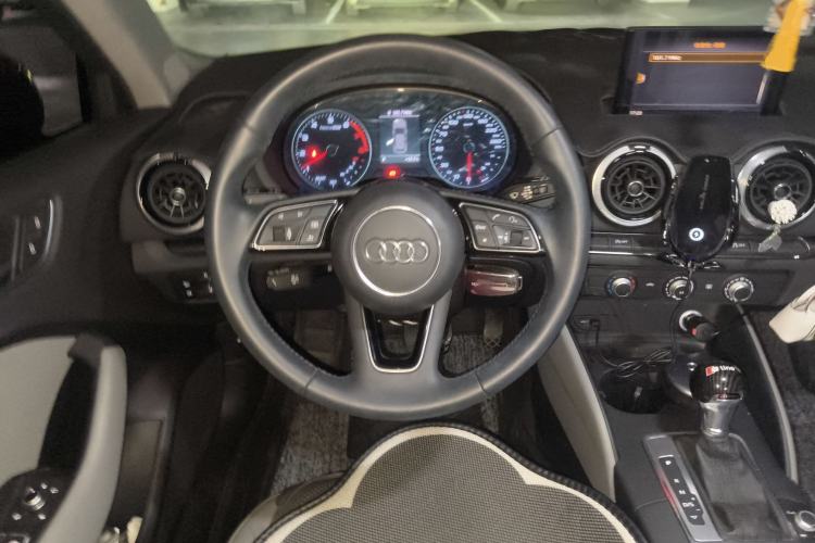 Used Audi A3 2020 Sportback 35 TFSI Fashion Edition China VI Emission Standard Steering Wheel