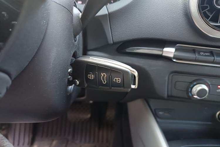 Used Audi A3 2020 Limousine 35 TFSI Fashion Edition China VI Emission Standard Vehicle Key