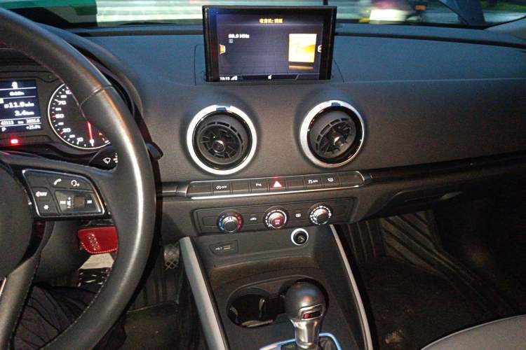 Used Audi A3 2020 Sportback 35 TFSI Fashion Edition China VI Emission Standard Audio And AC Panel