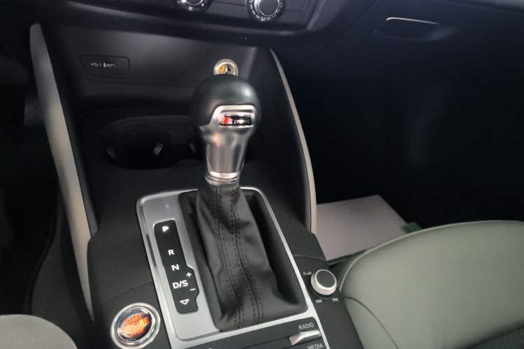 Used Audi A3 2020 Limousine 35 TFSI Fashion Edition China VI Emission Standard Gear Lever