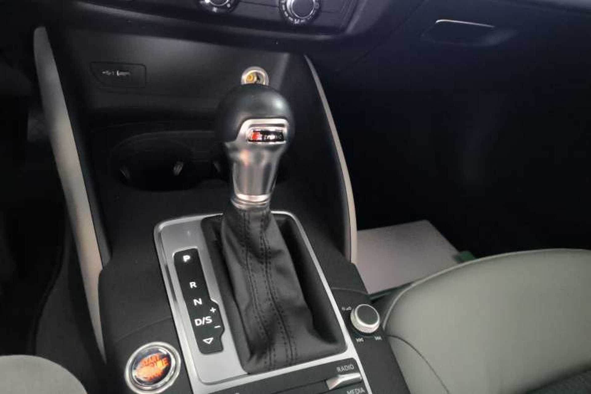 Used Audi A3 2020 Limousine 35 TFSI Fashion Edition China VI Emission Standard Gear Lever