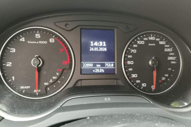 Used Audi A3 2020 Limousine 35 TFSI Fashion Edition China VI Emission Standard Odometer Close Up