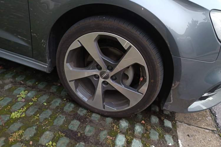 Used Audi A3 2020 Sportback 35 TFSI Fashion Edition China VI Emission Standard Right Front Wheel Hub