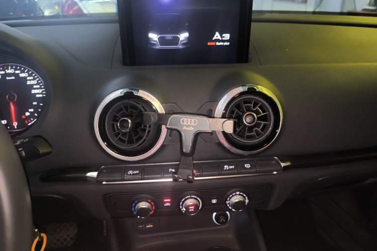 Used Audi A3 2020 Limousine 35 TFSI Fashion Edition China VI Emission Standard Audio And AC Panel