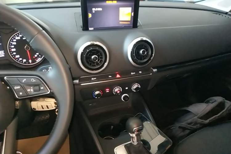 Used Audi A3 2020 Sportback 35 TFSI Fashion Edition China VI Emission Standard Audio And AC Panel