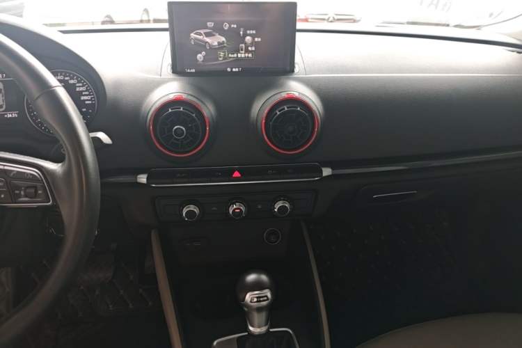 Used Audi A3 2020 Limousine 35 TFSI Fashion Edition China VI Emission Standard Audio And AC Panel