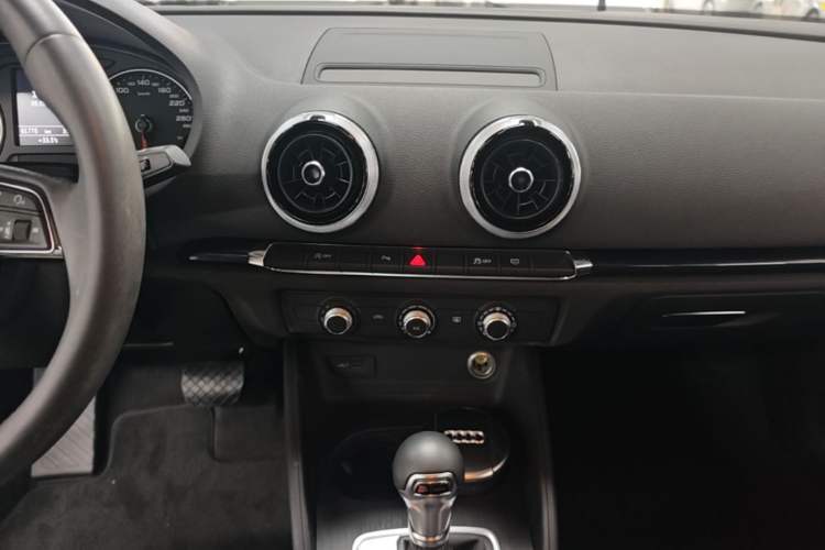 Used Audi A3 2020 Limousine 35 TFSI Fashion Edition China VI Emission Standard Audio And AC Panel
