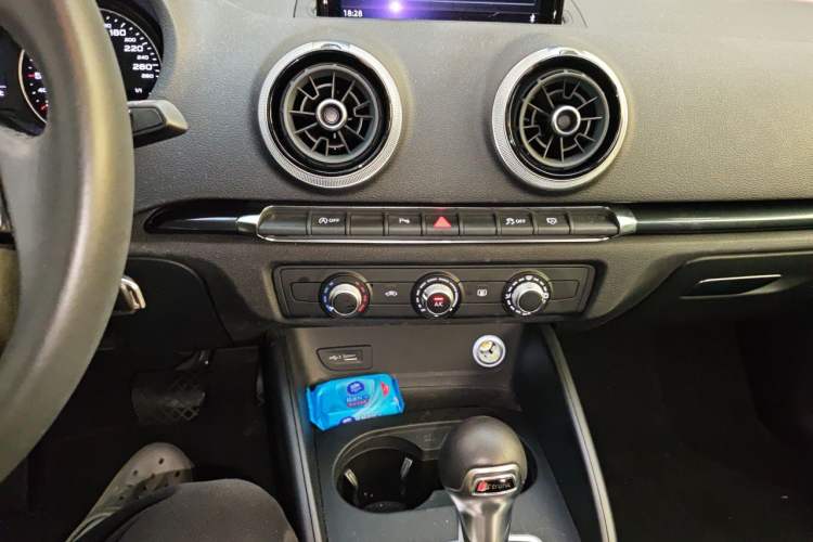 Used Audi A3 2020 Sportback 35 TFSI Fashion Edition China VI Emission Standard Audio And AC Panel