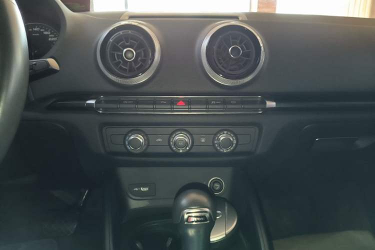 Used Audi A3 2020 Limousine 35 TFSI Fashion Edition China VI Emission Standard Audio And AC Panel
