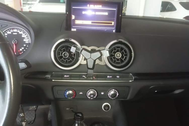 Used Audi A3 2020 Limousine 35 TFSI Fashion Edition China VI Emission Standard Audio And AC Panel