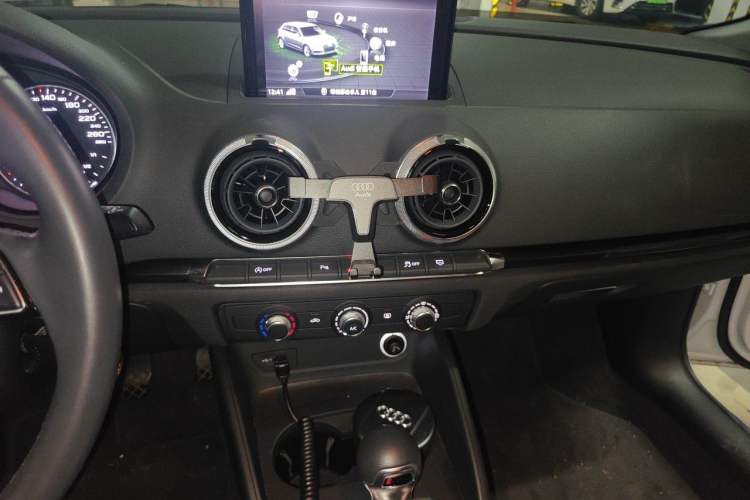 Used Audi A3 2020 Sportback 35 TFSI Fashion Edition China VI Emission Standard Audio And AC Panel