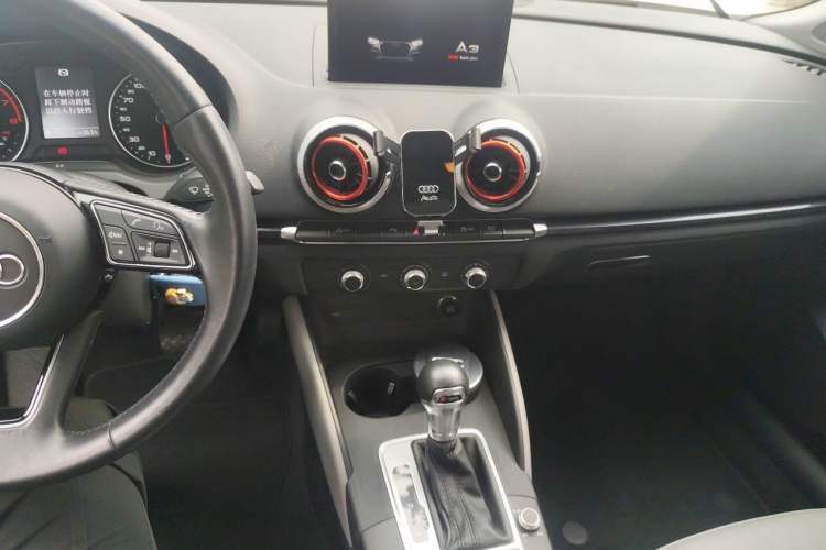 Used Audi A3 2020 Sportback 35 TFSI Fashion Edition China VI Emission Standard Audio And AC Panel