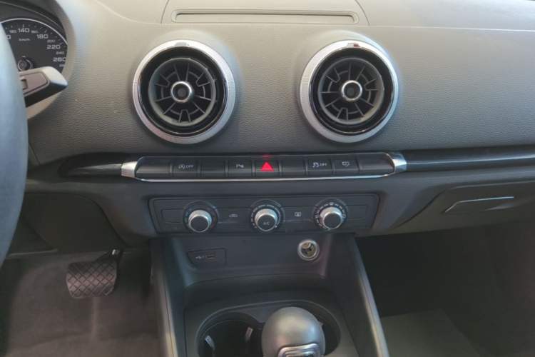 Used Audi A3 2020 Limousine 35 TFSI Fashion Edition China VI Emission Standard Audio And AC Panel