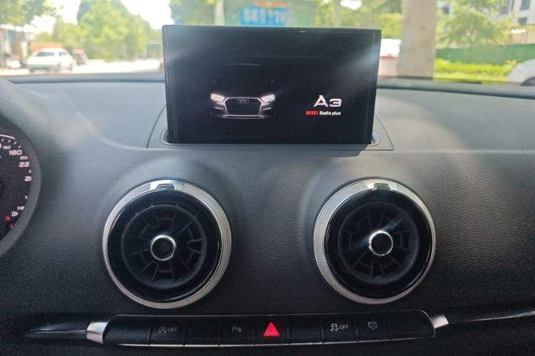 Used Audi A3 2020 Sportback 35 TFSI Fashion Edition China VI Emission Standard Audio And AC Panel