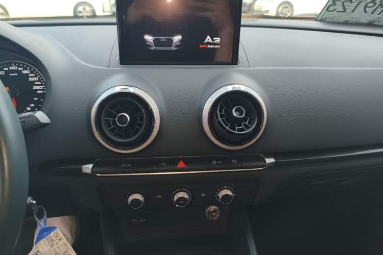 Used Audi A3 2020 Sportback 35 TFSI Fashion Edition China VI Emission Standard Audio And AC Panel