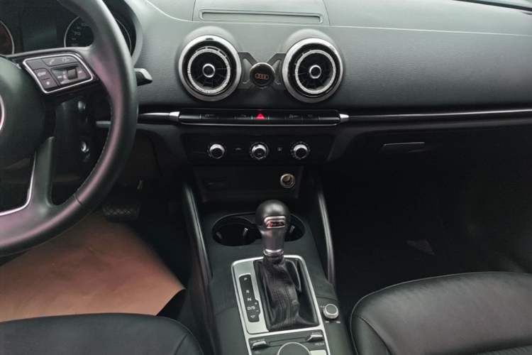 Used Audi A3 2020 Limousine 35 TFSI Fashion Edition China VI Emission Standard Audio And AC Panel