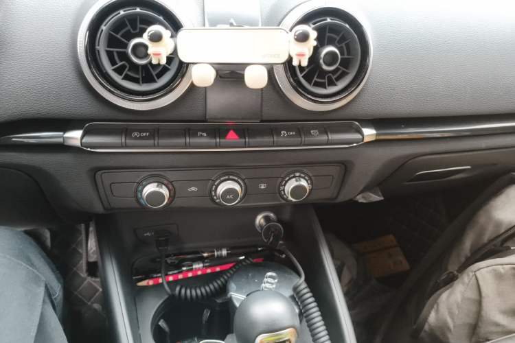 Used Audi A3 2020 Sportback 35 TFSI Fashion Edition China VI Emission Standard Audio And AC Panel