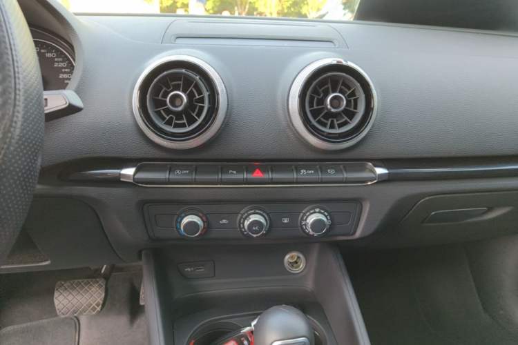 Used Audi A3 2020 Limousine 35 TFSI Fashion Edition China VI Emission Standard Audio And AC Panel