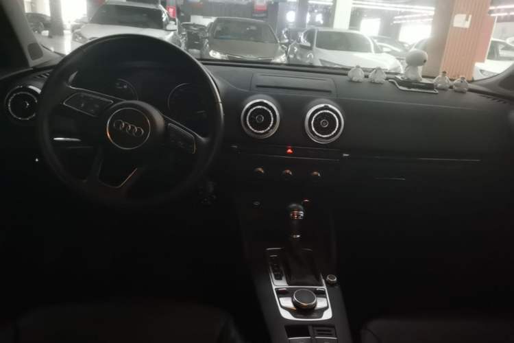 Used Audi A3 2020 Sportback 35 TFSI Fashion Edition China VI Emission Standard Center Console