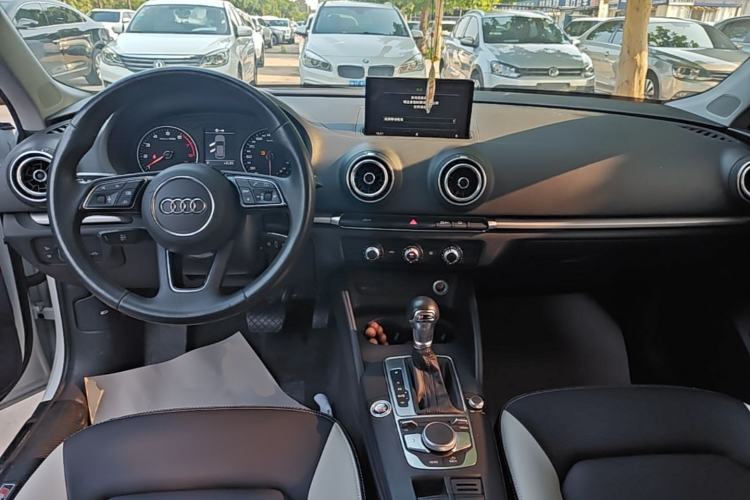 Used Audi A3 2020 Restyled Sportback 35 TFSI Entry-Level China VI Emission Standard Center Console