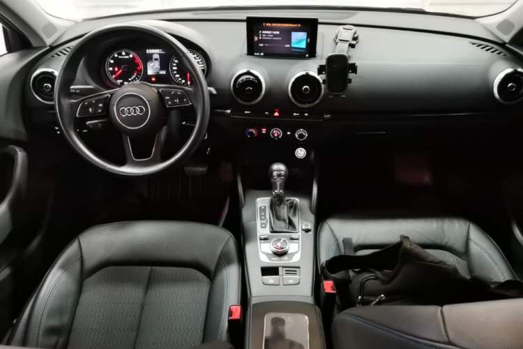 Used Audi A3 2020 Sportback 35 TFSI Fashion Edition China VI Emission Standard Center Console