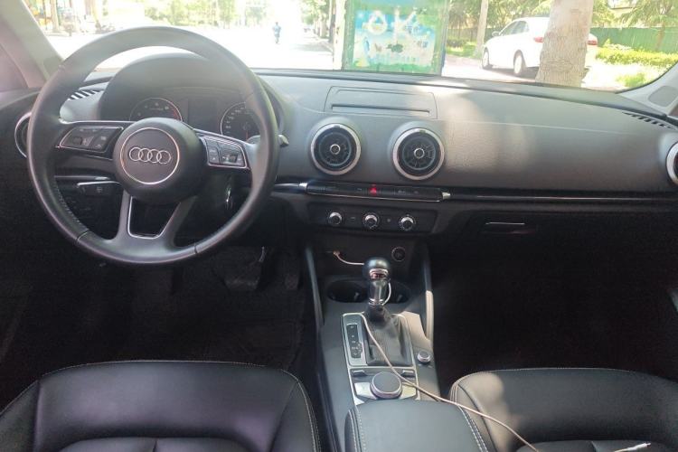 Used Audi A3 2020 Sportback 35 TFSI Fashion Edition China VI Emission Standard Center Console