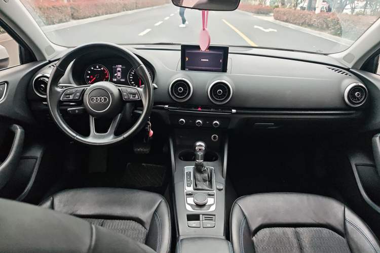 Used Audi A3 2020 Limousine 35 TFSI Fashion Edition China VI Emission Standard Center Console