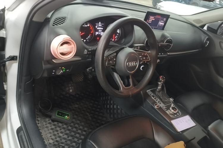 Used Audi A3 2020 Restyled Sportback 35 TFSI Entry-Level China VI Emission Standard Center Console