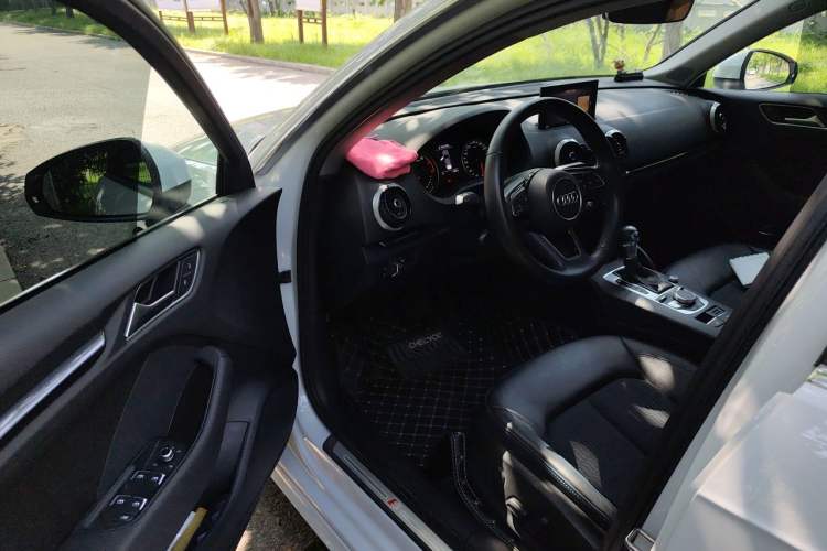 Used Audi A3 2020 Sportback 35 TFSI Fashion Edition China VI Emission Standard Driver Seat