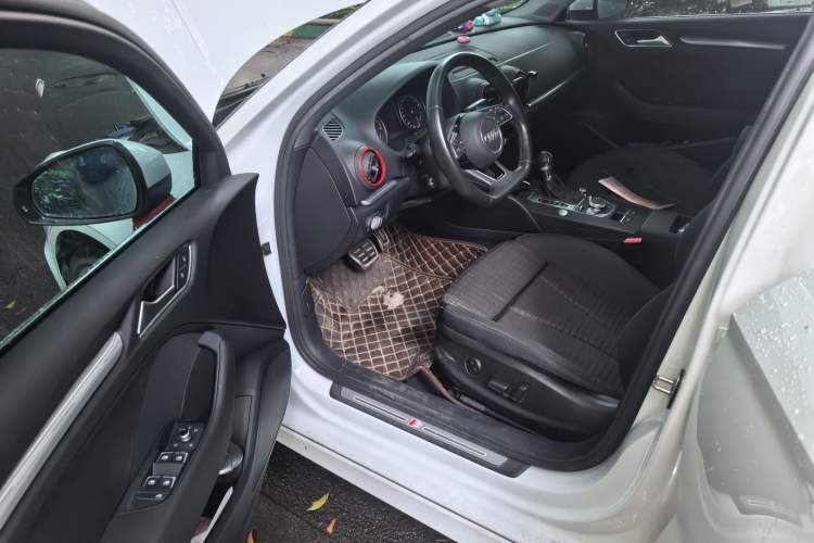 Used Audi A3 2020 Limousine 35 TFSI Sporty Version China VI Driver Seat