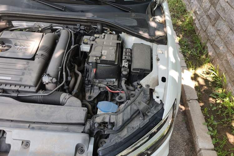 Used Audi A3 2020 Sportback 35 TFSI Fashion Edition China VI Emission Standard Engine Bay Left