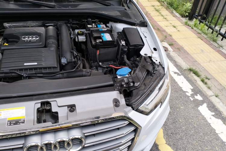 Used Audi A3 2020 Sportback 35 TFSI Fashion Edition China VI Emission Standard Engine Bay Left