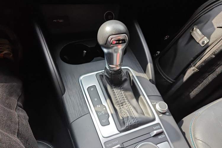 Used Audi A3 2020 Limousine 35 TFSI Fashion Edition China VI Emission Standard Gear Lever