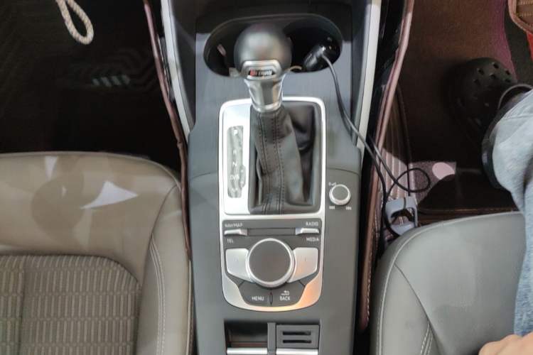Used Audi A3 2020 Limousine 35 TFSI Fashion Edition China VI Emission Standard Gear Lever