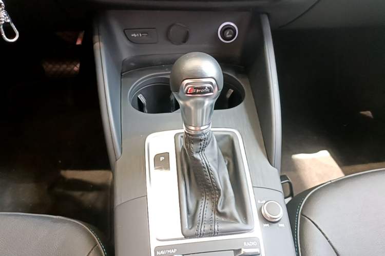 Used Audi A3 2020 Limousine 35 TFSI Fashion Edition China VI Emission Standard Gear Lever