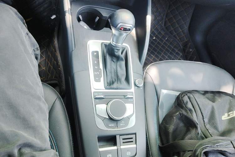 Used Audi A3 2020 Sportback 35 TFSI Fashion Edition China VI Emission Standard Gear Lever