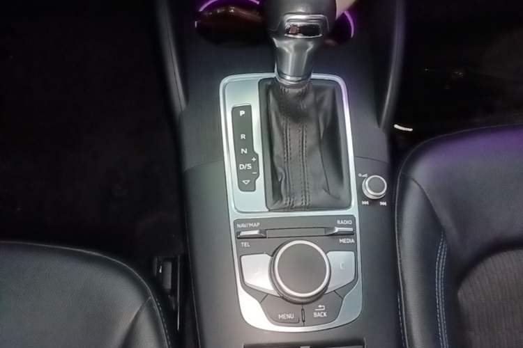Used Audi A3 2020 Sportback 35 TFSI Fashion Edition China VI Emission Standard Gear Lever