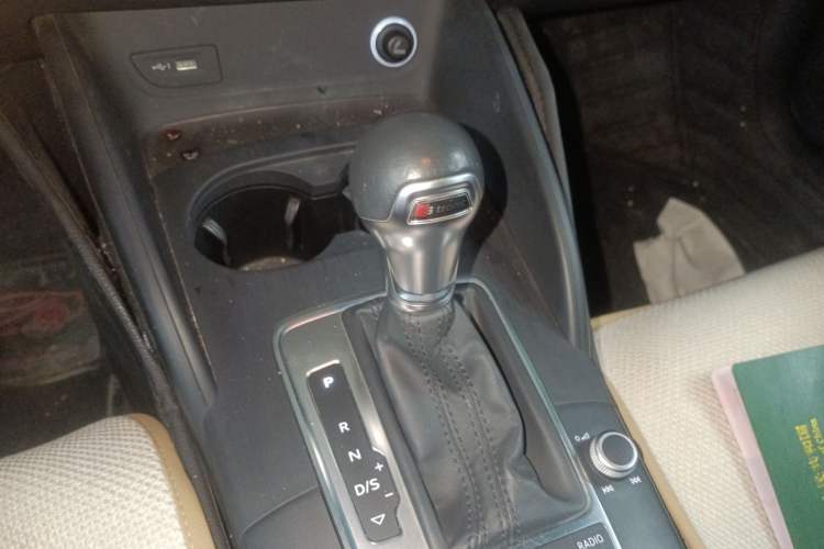 Used Audi A3 2020 Sportback 35 TFSI Fashion Edition China VI Emission Standard Gear Lever
